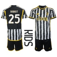 Juventus Adrien Rabiot #25 Replika babykläder Hemmaställ Barn 2023-24 Kortärmad (+ korta byxor)